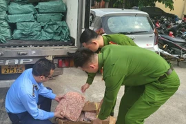 Tạm giữ 2 tấn chân gà rút xương đông lạnh có dấu hiệu vi phạm