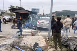 Tài xế lao thẳng xe taxi vào 5 người đang sưởi ấm ven đường