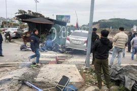 Tài xế lao thẳng xe taxi vào 5 người đang sưởi ấm ven đường