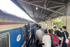  Vé máy bay, vé xe Tết còn nhưng giá cao