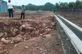 Dự án san lấp mặt bằng tái định cư TP Sông Công không dọn dẹp đất bề mặt 