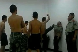 Chùm ảnh: Lính cứu hỏa đánh dập, hành hung tân binh