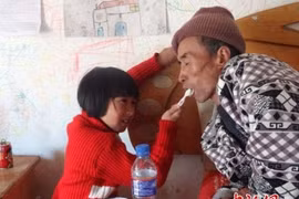 Cảm phục bé gái 9 tuổi một tay chăm cha ung thư