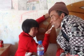 Cảm phục bé gái 9 tuổi một tay chăm cha ung thư