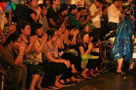 Hàng ngàn người đội mưa làm lễ Vu lan trên đường