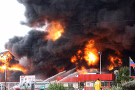 Cận cảnh nhà máy lọc dầu Venezuela biến thành quả cầu lửa