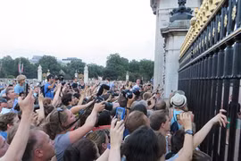 Nước Anh vỡ òa mừng vua tương lai chào đời