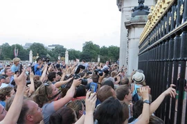 Nước Anh vỡ òa mừng vua tương lai chào đời