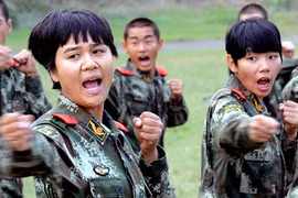 Lính nữ biên phòng 9X Trung Quốc rèn luyện