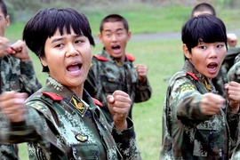 Lính nữ biên phòng 9X Trung Quốc rèn luyện