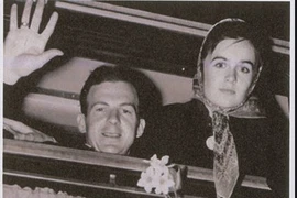 Nhẫn cưới của kẻ ám sát Kennedy bán được 2 tỷ đồng