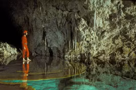 Thám hiểm những hang động đẹp mê hoặc trên thế giới