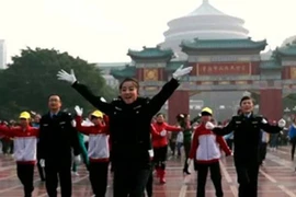 Video cảnh sát giao thông TQ nhảy flashmob trên phố