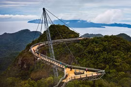 Nghẹt thở với cây cầu lơ lửng giữa trời mây ở Malaysia