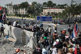 Người biểu tình, cảnh sát Thái đối đầu... chuyển sang “ôm hôn“