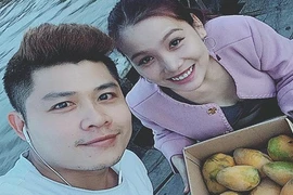 Cách NS Nguyễn Văn Chung chiều vợ xinh đẹp có 1-0-2