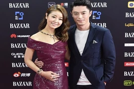 Lâm Tâm Như lần đầu nắm tay chồng trên thảm đỏ sau cưới