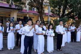 Thuê máy bay đưa đề thi và giám thị ra đảo