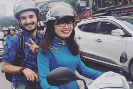 Nữ sinh làm xe ôm cho khách Tây để học tiếng Anh