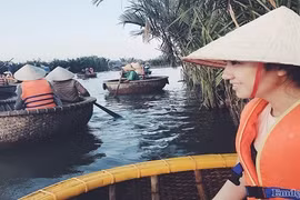 Chèo thuyền, “cưỡi nước” điệu nghệ ở miền Tây trong lòng Hội An 