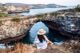 "Bãi biển tan vỡ" đẹp như mơ ở xứ vạn đảo