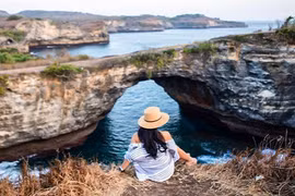 "Bãi biển tan vỡ" đẹp như mơ ở xứ vạn đảo