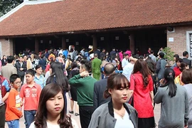 Văn Miếu tấp nập người xin chữ cầu may