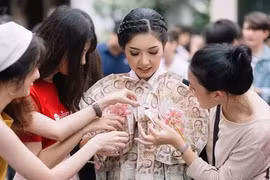 Xôn xao lễ tốt nghiệp ngập trong tiền của hot girl Thái