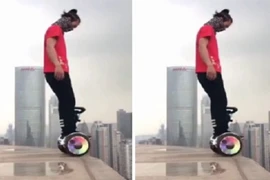 Video: Thót tim thanh niên mạo hiểm trên nóc nhà