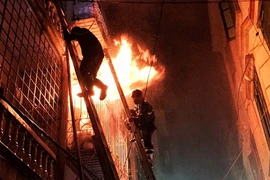 Cận cảnh khói lửa nhà cháy trong đêm, 2 mẹ con tử vong ở HN