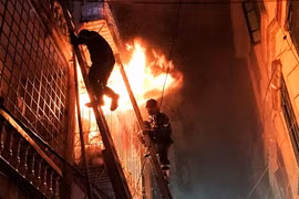 Cận cảnh khói lửa nhà cháy trong đêm, 2 mẹ con tử vong ở HN