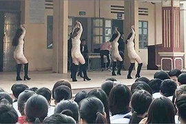 Vụ 5 nữ sinh biểu diễn phản cảm: Nhà trường mong dư luận thông cảm!