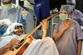Bệnh nhân chơi đàn trong khi được mổ não