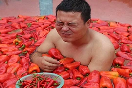 Giới trẻ thử sức chịu đựng ngâm mình vào bồn nước đầy ớt