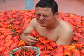 Giới trẻ thử sức chịu đựng ngâm mình vào bồn nước đầy ớt