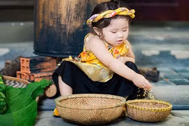 "Bé gái bụng bự" mặc yếm vàng đón xuân đốn tim dân mạng