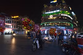 Người dân Hà Nội rộn ràng ra phố đón giao thừa không pháo hoa