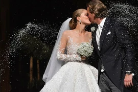 Tiểu thư 9X diện váy cưới đính 500.000 viên pha lê