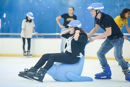 Teen Sài Gòn thích thú lần đầu trượt băng, chơi khúc côn cầu