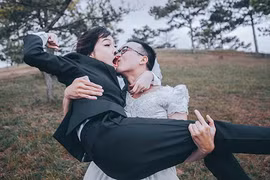 Cặp đôi Lâm Đồng chụp ảnh cưới hoán đổi siêu "dị"