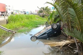 Tai nạn xe đầu kéo va chạm xe 7 chỗ, 5 người thoát chết