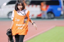 Cô gái xinh đẹp gây sốt khi tác nghiệp trên sân cỏ