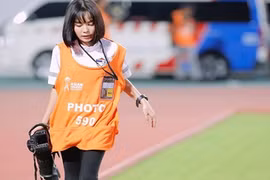 Cô gái xinh đẹp gây sốt khi tác nghiệp trên sân cỏ