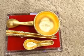 Xôn xao bát, đũa vàng khắc tên Đàm Vĩnh Hưng 