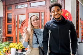 Vợ cầu thủ Xuân Son trang trí nhà cửa đón chồng về ăn Tết