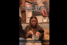 Cô gái gây sốt với video "ăn 12 quả nho sẽ có người yêu"