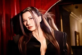 Vợ cũ Bằng Kiều gây sốt với nhan sắc gợi cảm tuổi U60