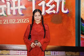 Nam Thư mặc áo dài lộ nội y phản cảm gây tranh cãi 