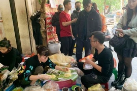 Món ăn đơn giản mà ngon, khách vây kín chờ mua 