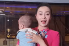 Phương Oanh bế hai con đi tập nhảy